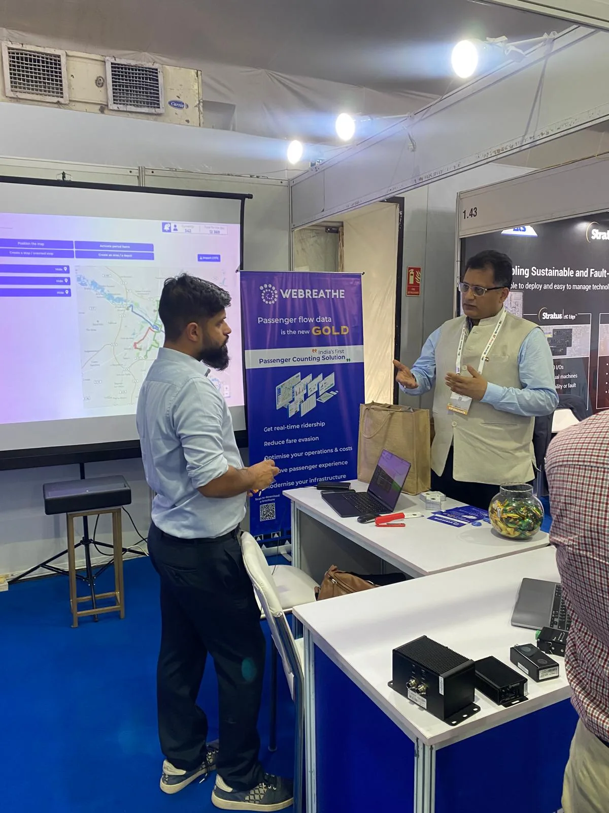WEBREATHE representative demonstrating a map-based display at Innometro